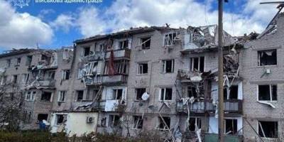 Наслідки ворожого обстрілу в Запорізькій області, пошкоджена будівля на тлі диму