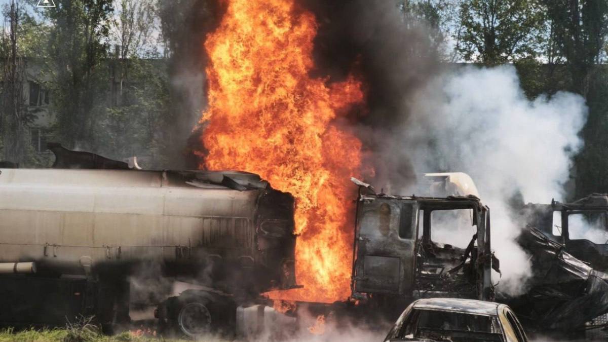 Місце ворожого удару по промисловій інфраструктурі Запоріжжя, пожежа після атаки
