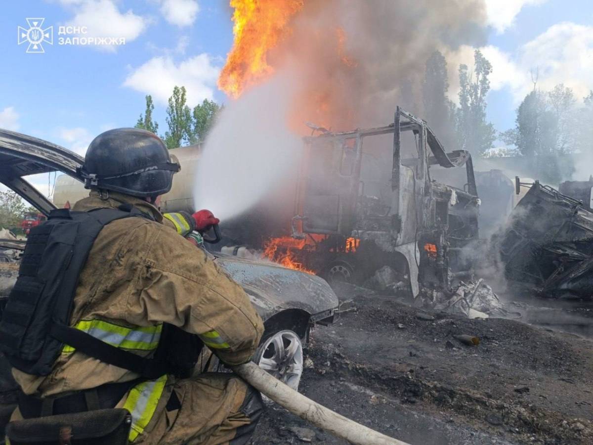 Місце ворожого удару по промисловій інфраструктурі Запоріжжя, пожежа після атаки