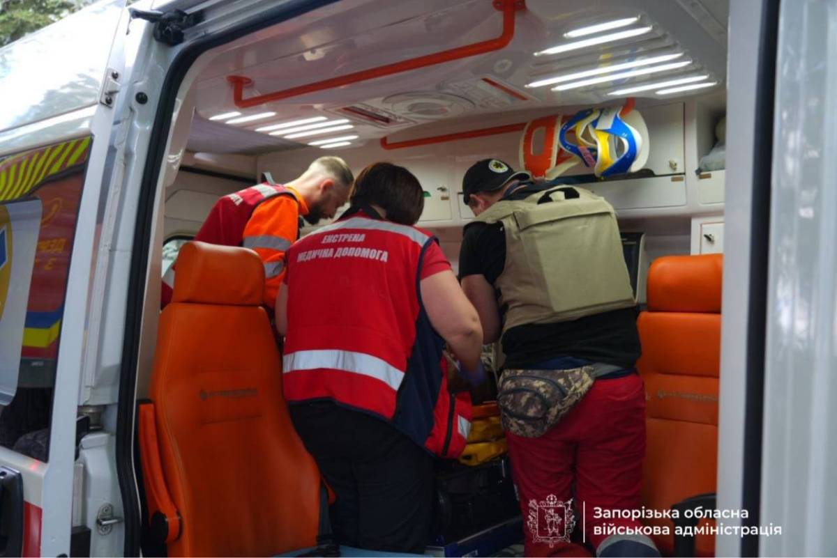 Місце ворожого удару по промисловій інфраструктурі Запоріжжя, пожежа після атаки