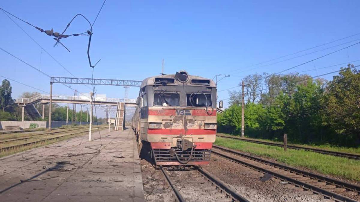 Пошкоджений вагон електропоїзда Запоріжжя-2 — Синельникове після удару дрона у Вільнянську