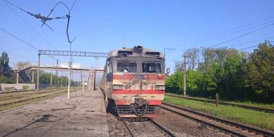 Пошкоджений вагон електропоїзда Запоріжжя-2 — Синельникове після удару дрона у Вільнянську