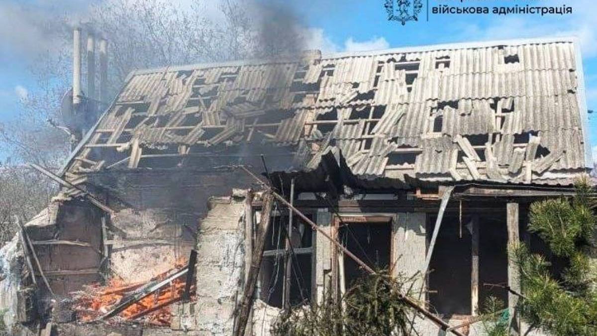 Рятувальники та комунальники працюють на місці ворожого удару по житловому будинку у Запоріжжі
