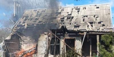 Рятувальники та комунальники працюють на місці ворожого удару по житловому будинку у Запоріжжі