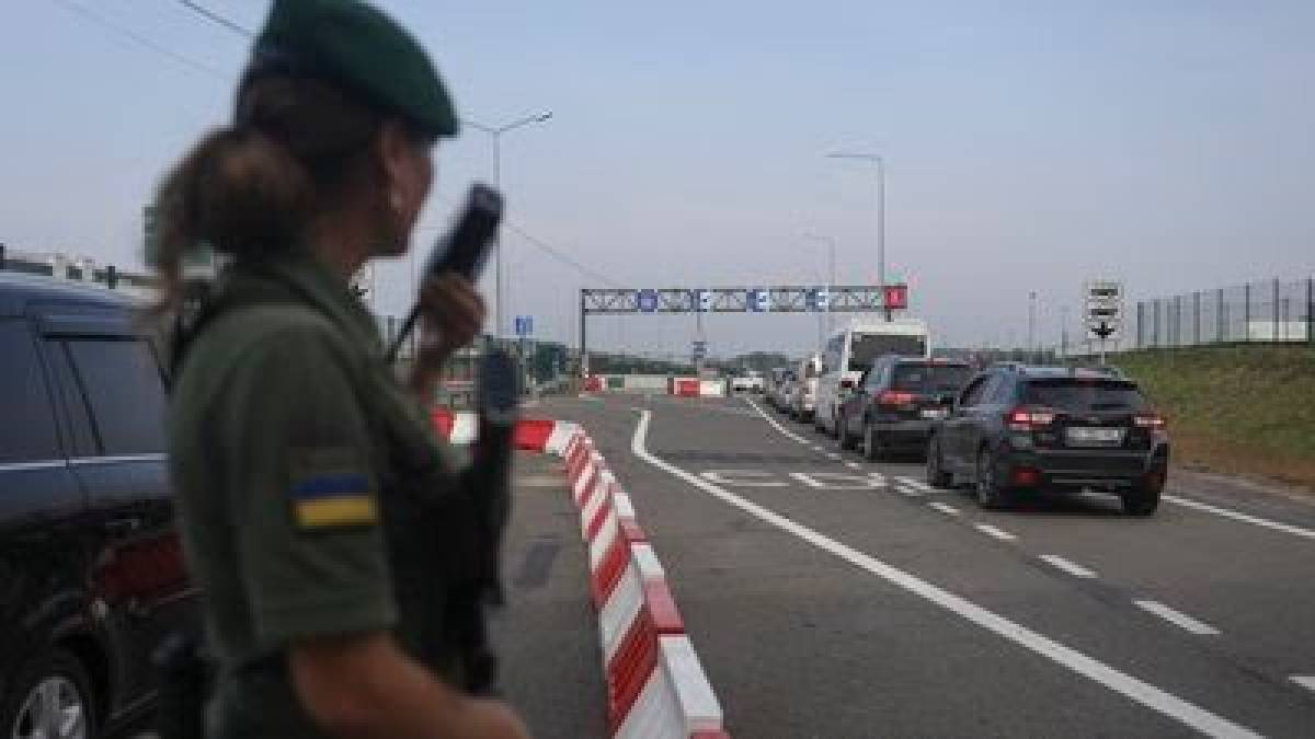 Виїзд жінок за кордон: Кабмін зняв усі обмеження