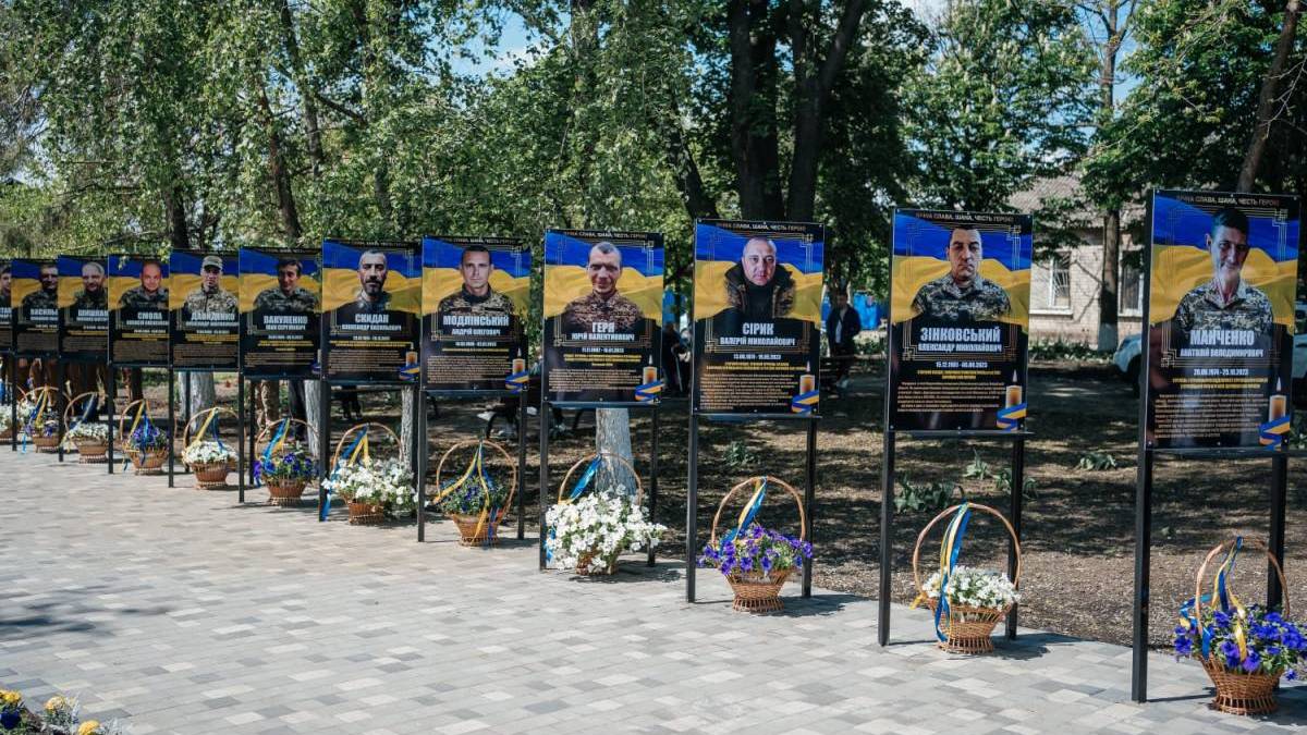 Алея Пам’яті у Михайло-Лукашівській громаді з портретами загиблих українських захисників
