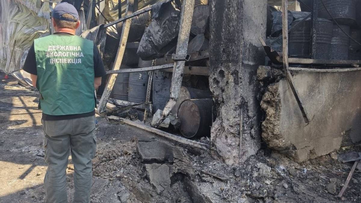 Зруйнована АЗС у Запоріжжі після нічного удару безпілотника, люди оглядають наслідки