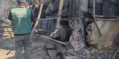 Зруйнована АЗС у Запоріжжі після нічного удару безпілотника, люди оглядають наслідки