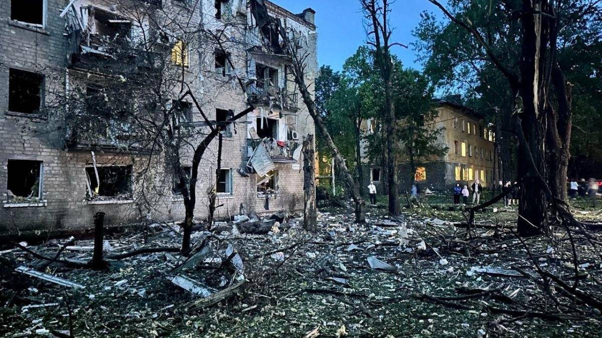 росіяни вдарили ракетами по житловому кварталу Дніпра: 18 поранених, серед них – діти