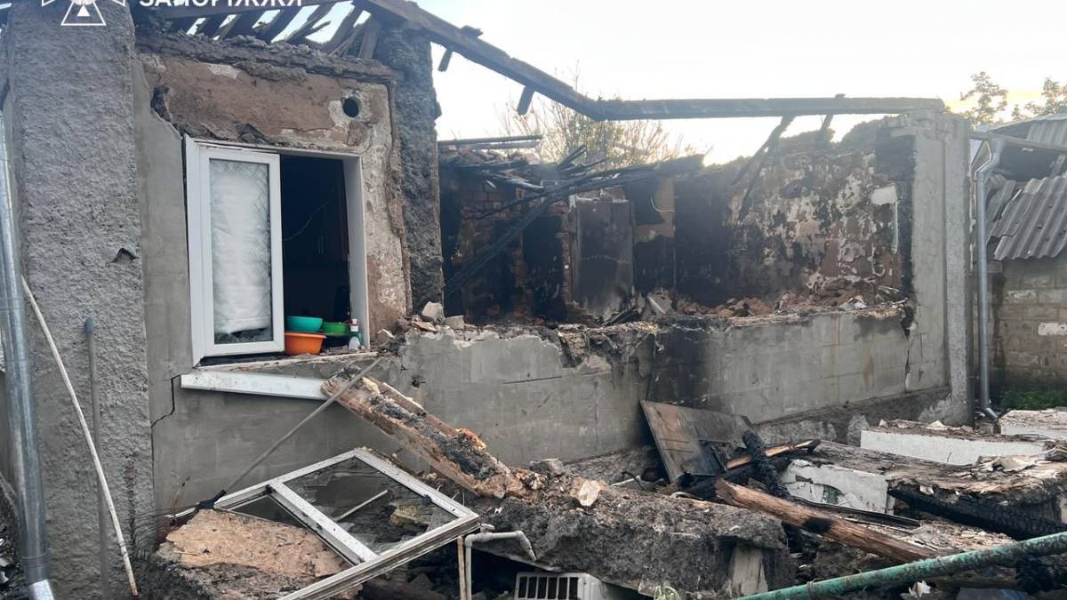 Рятувальники ДСНС ліквідують пожежу після ворожого удару у Запоріжжі 19 травня