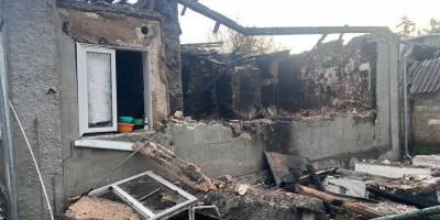Рятувальники ДСНС ліквідують пожежу після ворожого удару у Запоріжжі 19 травня