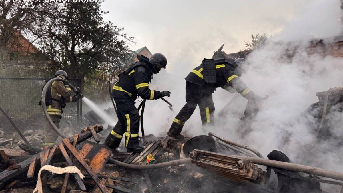 Рятувальники ДСНС ліквідують пожежу після ворожого удару у Запоріжжі 19 травня