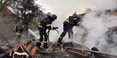 Рятувальники ДСНС ліквідують пожежу після ворожого удару у Запоріжжі 19 травня