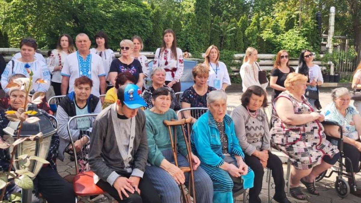 . В Запорізькому центрі для евакуйованих “вишивали” стежки до дому