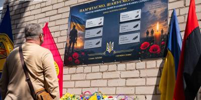 Меморіальні дошки загиблим випускникам ліцею «Перспектива» у Запоріжжі під час церемонії відкриття