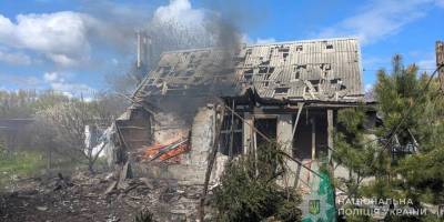 Зруйнований та палаючий приватний будинок у Запорізькій області після ворожого удару, фото Національної поліції України