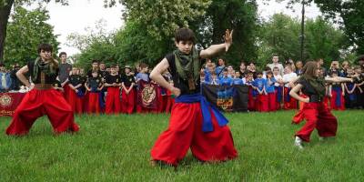 Учасники чемпіонату з українського рукопашу «Спас» у традиційному одязі виконують прийоми на острові Хортиця