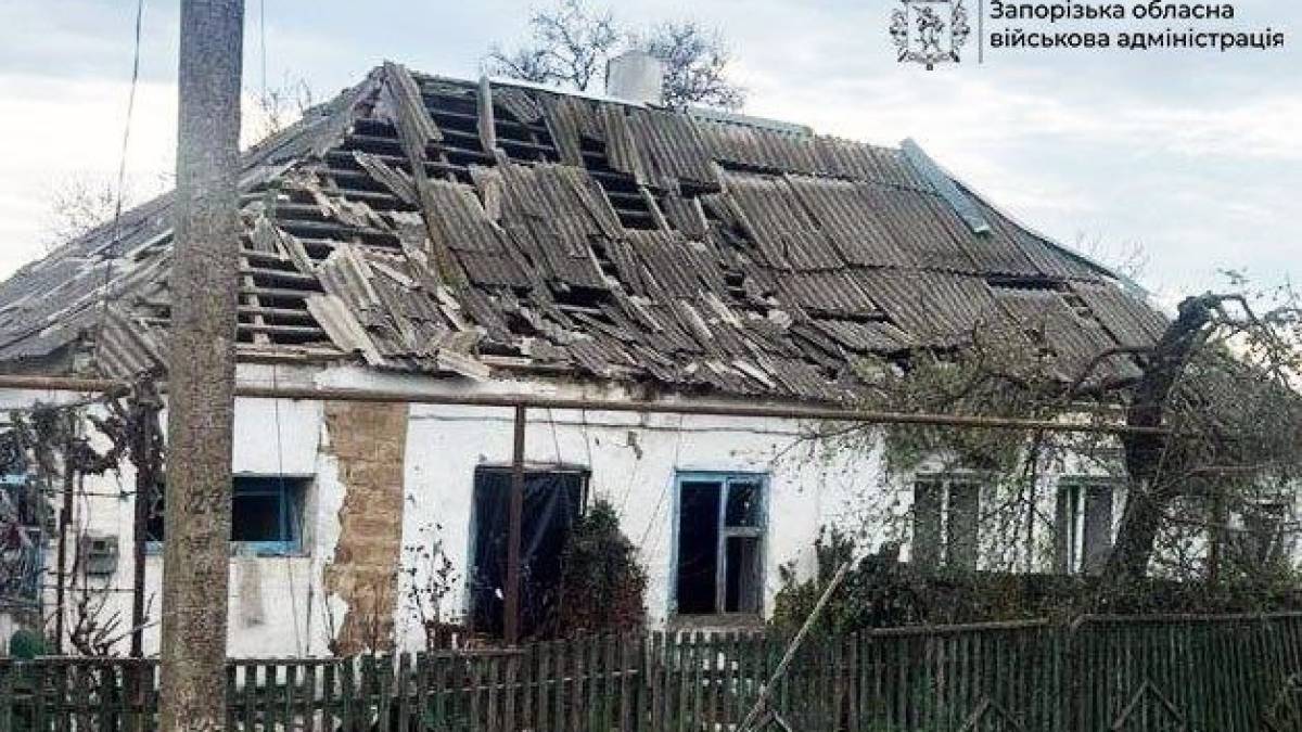 Наслідки ворожого обстрілу у Запорізькій області — пошкоджені будівлі та подвір'я