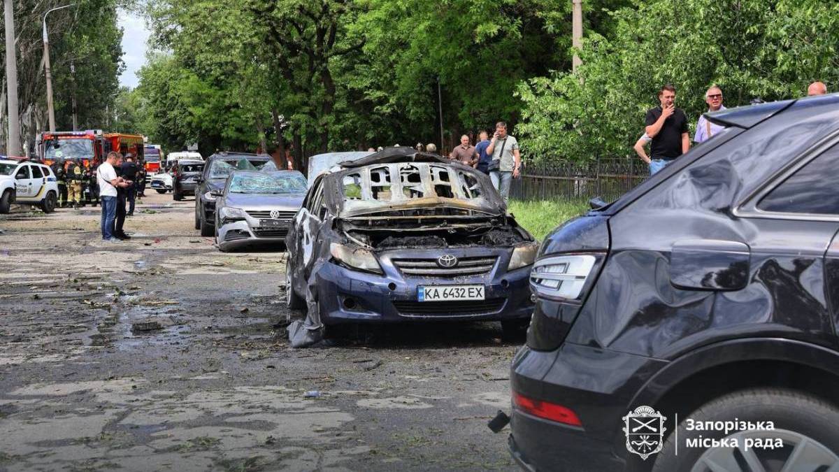 Наслідки ворожої атаки на Запоріжжя 26 травня — пошкоджені та згорілі автівки на вулиці міста
