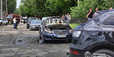 Наслідки ворожої атаки на Запоріжжя 26 травня — пошкоджені та згорілі автівки на вулиці міста