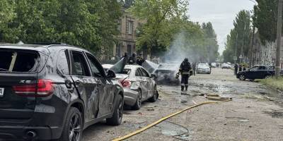 Рятувальники та поліція на місці ракетного удару по Запоріжжю 26 травня 2025 року