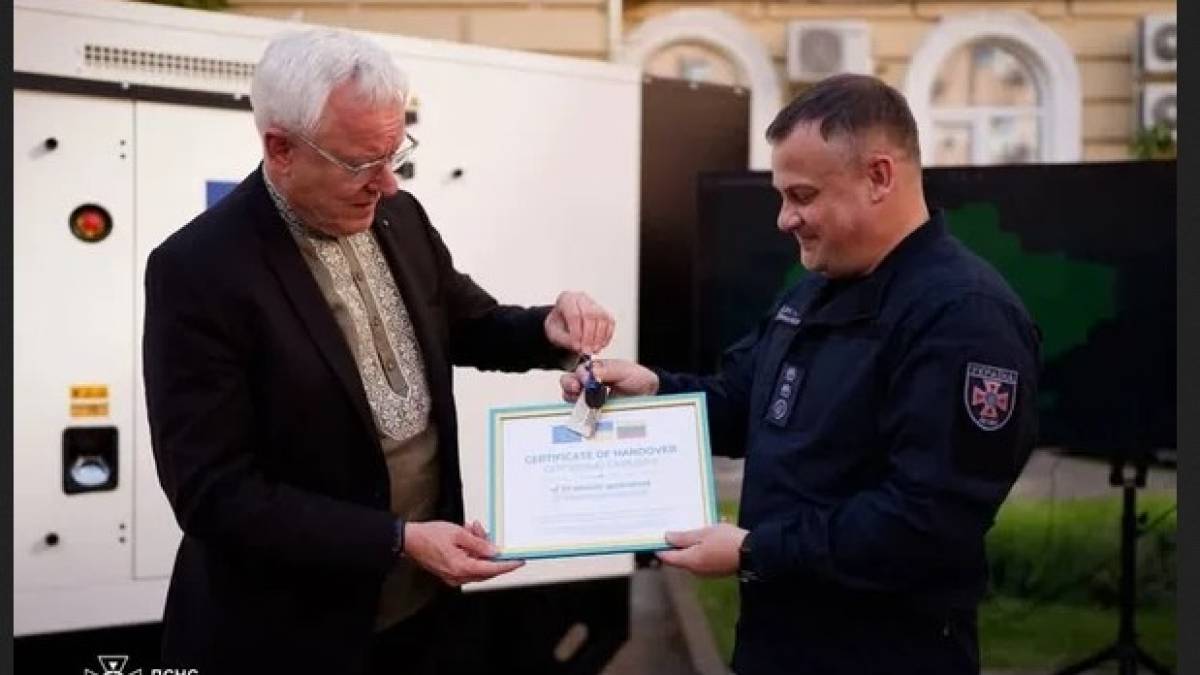 Рятувальники ДСНС отримують генератори від Євросоюзу під час передачі техніки