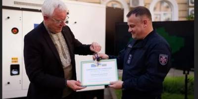 Рятувальники ДСНС отримують генератори від Євросоюзу під час передачі техніки