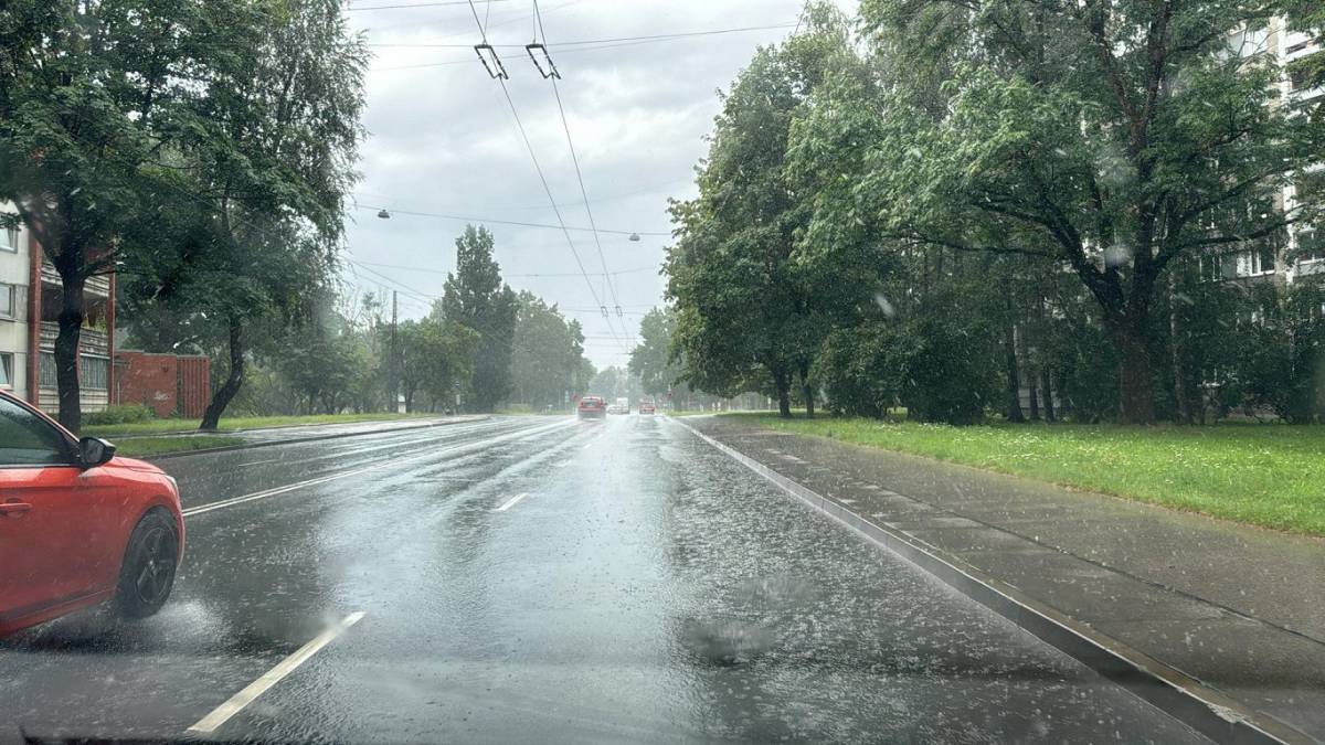 У п’ятницю в Україні — сильний вітер, дощ і грози