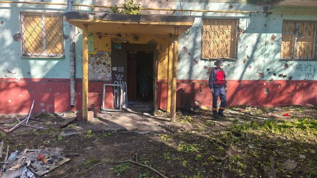 Спеціалісти екологічної інспекції обстежують пошкоджену ділянку в Олександрівському районі Запоріжжя після ворожого обстрілу / Фото: ДЕІПО