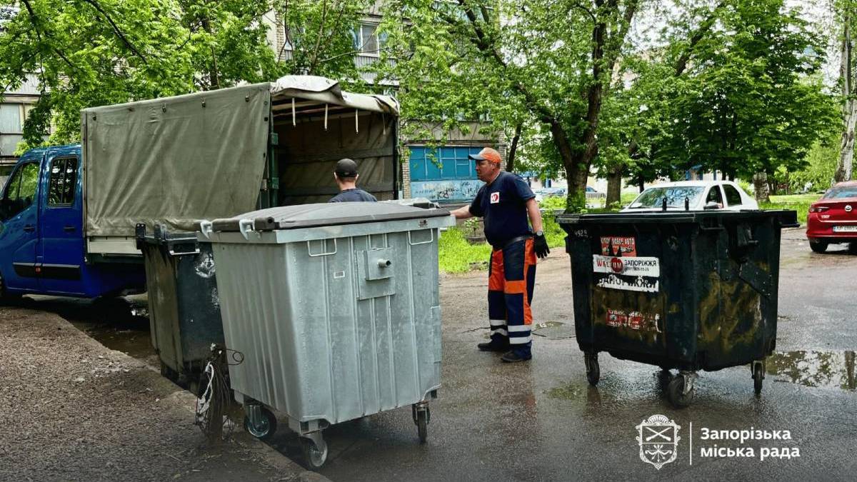 Ледве встигають оновлювати: у Запоріжжі вандали масово нищать сміттєві контейнери