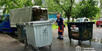 Ледве встигають оновлювати: у Запоріжжі вандали масово нищать сміттєві контейнери
