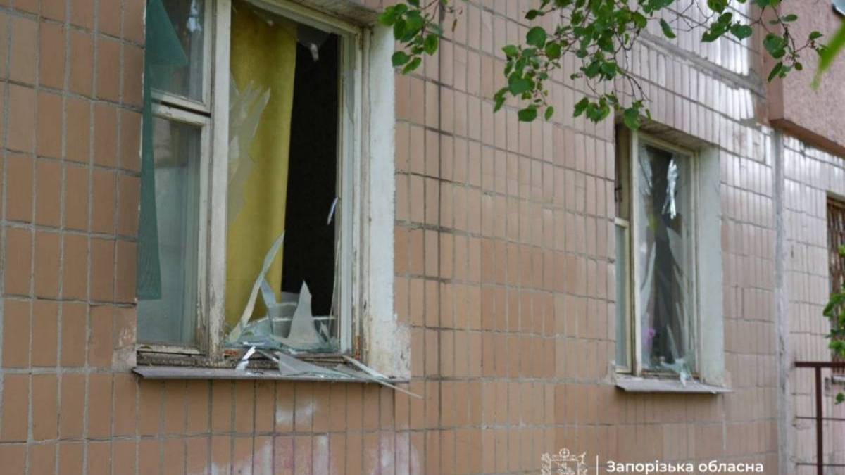 Пошкоджений багатоквартирний будинок у Запоріжжі після ранкової атаки