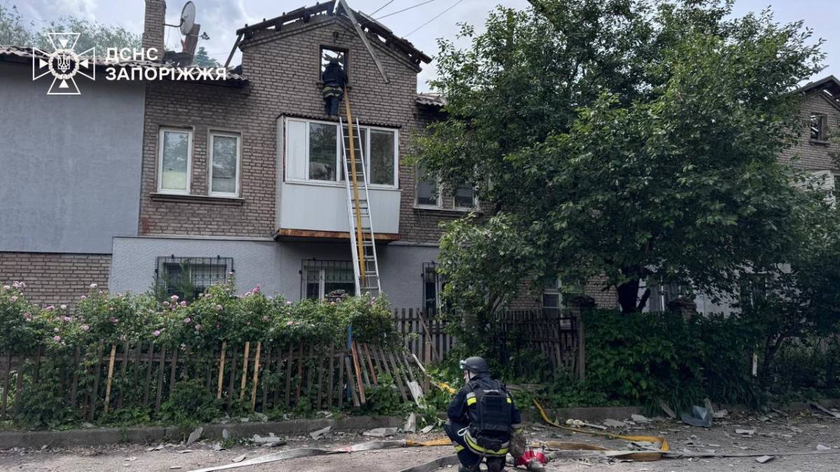 Наслідки удару російського БпЛА по Запоріжжю — пошкоджений будинок і автомобілі