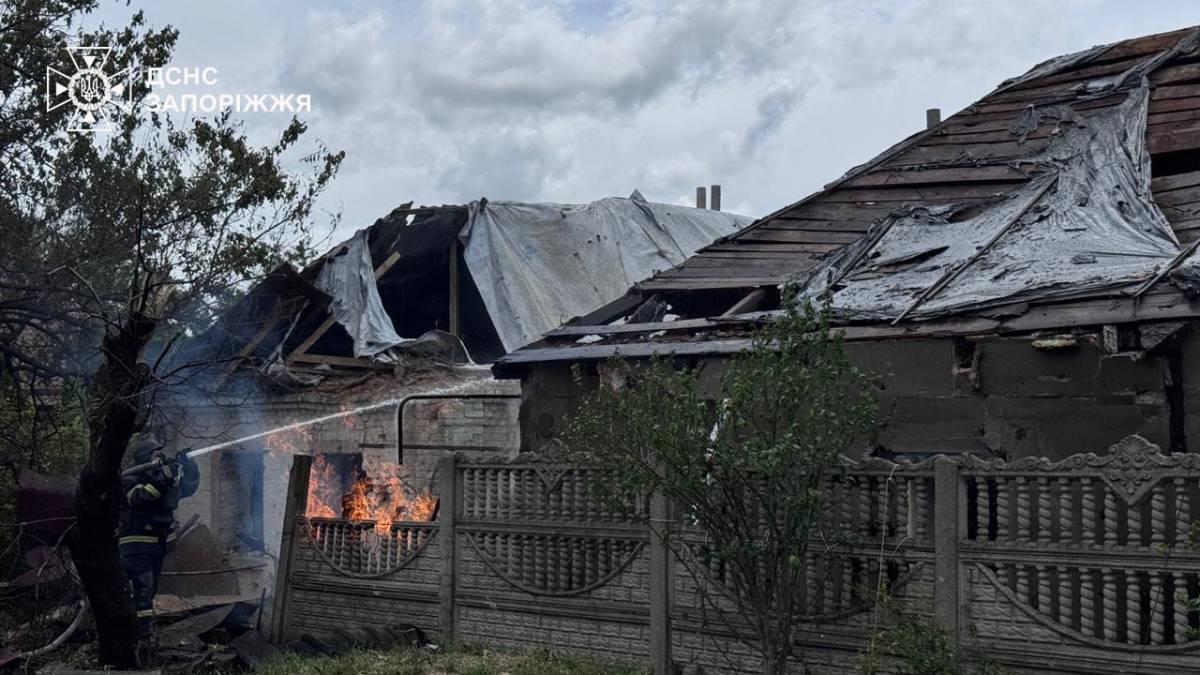 Рятувальники ДСНС Запоріжжя ліквідують наслідки обстрілів 30 травня 2026 року
