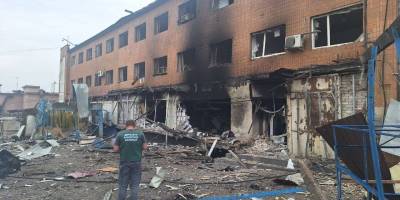 Уламки зруйнованих будівель на території Запоріжжя після ворожої атаки — фото Держекоінспекції